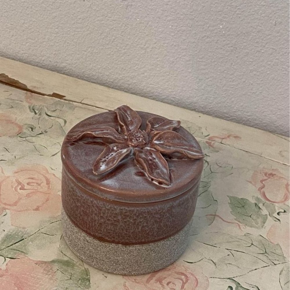 NWOT Antique Rose Flower Round Jewelry Storage Box - Picture 3 of 6